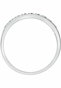 Silberring mit einer glatten Bande, der kleine, klare Edelsteine entlang der oberen Kante hat. Minimalistisches Design und polierte Oberfläche.