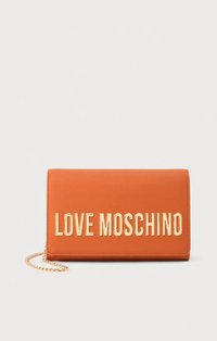 Oransje lommebok i imitert skinn med gullfarget "LOVE MOSCHINO"-tekst. Har en lang kjede stropp for bæring og en flat, rektangulær form.