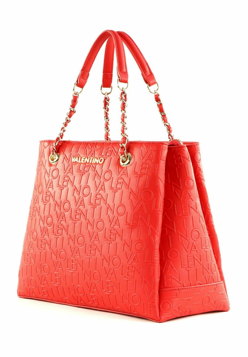Sac fourre-tout texturé rouge avec logo en relief, deux poignées plates, détail de chaîne amovible et accents métalliques en haut.