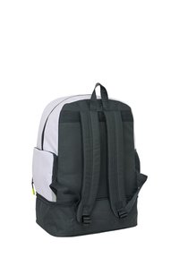 Zaino con corpo bianco e base grigia scura, realizzato in tessuto resistente, dotato di spallacci regolabili imbottiti e tasche laterali con zip.