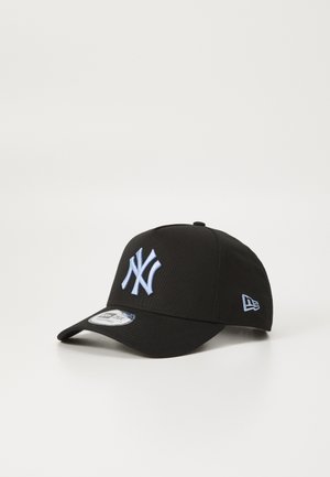 Gorra de béisbol negra con un logotipo bordado en azul claro, visera curvada y correa ajustable. Fabricada con un tejido de textura suave.