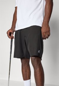 Sorte shorts med en afslappet pasform, lavet af letvægtsstof. Har et lille broderet logo på kanten og en glat tekstur.