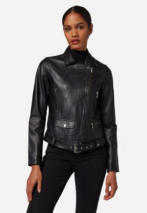 Giacca da biker in pelle nera con un design aderente, zip asimmetrica, numerose tasche con zip e vita con cintura. Texture liscia.