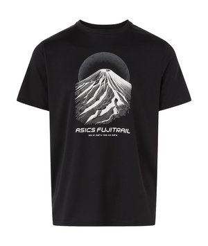 Schwarzes T-Shirt mit kurzen Ärmeln, auf dem eine weiße Grafik des Berges Fuji und der Text „ASICS FUJITRAIL“ mit geografischen Koordinaten darunter abgebildet sind.