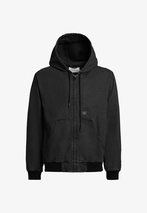 Svart hettejakke med glidelås, frontlommer, snøring i hetten og ribbestrikkede mansjetter og kant, vist mot en hvit bakgrunn.