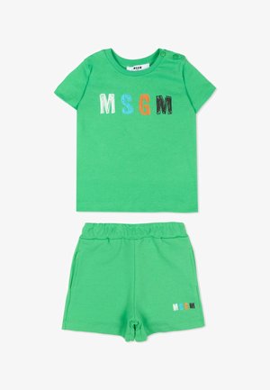 Ensemble pour tout-petit à manches courtes vert avec lettres "MSGM" multicolores sur le haut et le short, avec boutons-pression à l'épaule de la chemise et ceinture élastique sur le short.