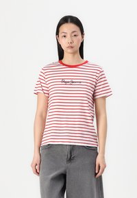 Rød og hvit stripete t-skjorte med korte ermer, rund halslinning og svart brodert tekst som sier "Pepe Jeans" på fronten.