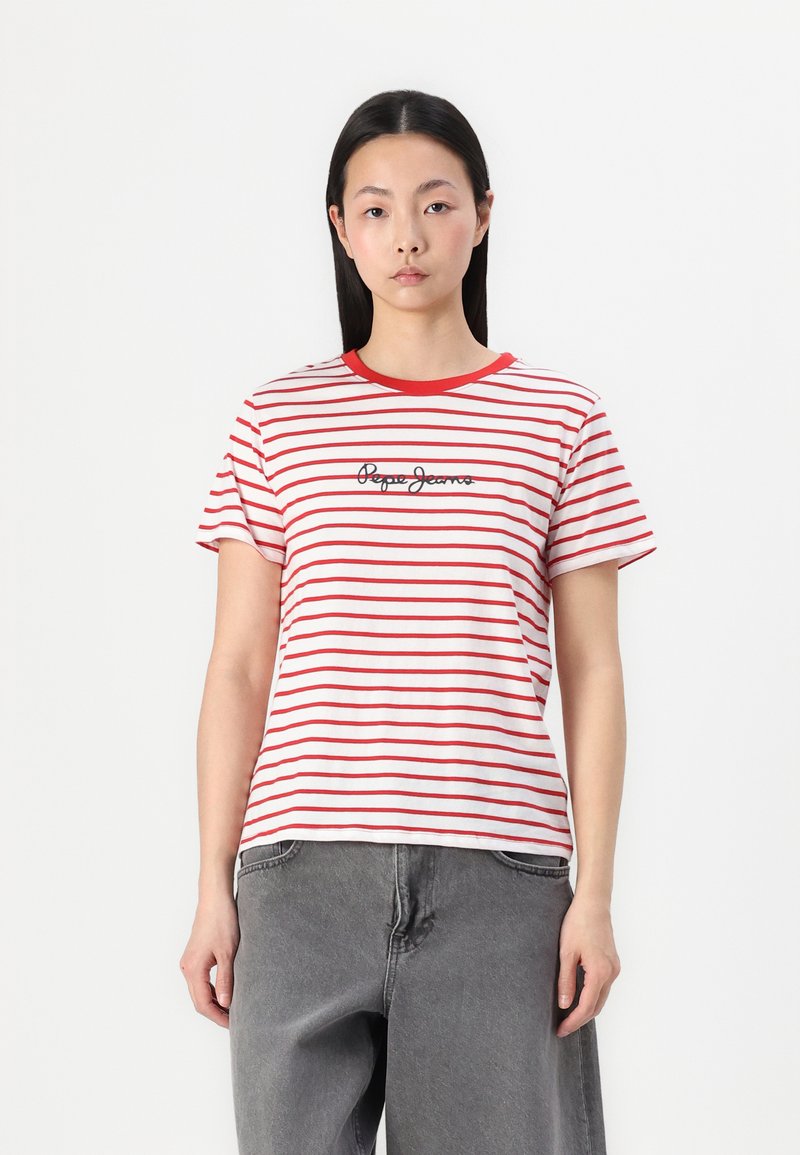 Rød og hvit stripete t-skjorte med korte ermer, rund halslinning og svart brodert tekst som sier "Pepe Jeans" på fronten.