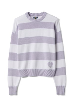Maglione a maniche lunghe con scollo a girocollo, con strisce orizzontali lavanda e bianche e un piccolo dettaglio a forma di cuore lavanda vicino all'orlo.