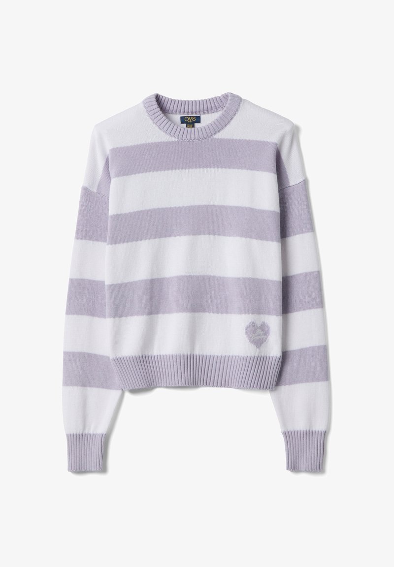 Pull à col rond à manches longues avec des rayures horizontales lavande et blanches et un petit détail en forme de cœur lavande près de l'ourlet.