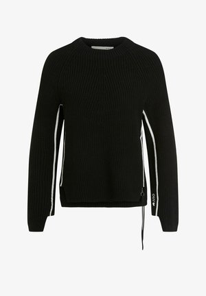 Černý pletený svetr s kulatým výstřihem, bočními zipy a bílými akcentními pruhy podél rukávů; strukturovaná tkanina, uvolněný střih.