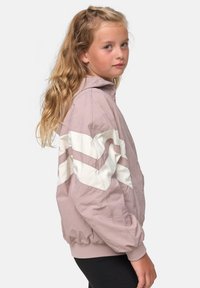 Rosa hettegenser med hvite chevron-striper, lett stoff, elastiske mansjetter og hem, og en avslappet passform.