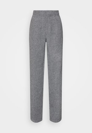 Pantalon droit sur mesure en chevrons gris avec ceinture et poches latérales, présenté sur un fond blanc.