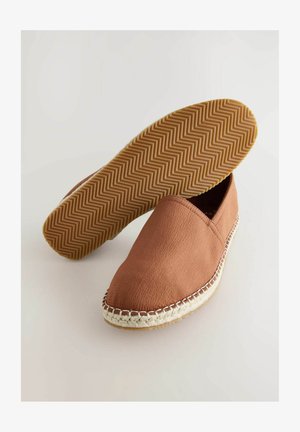 Scarpe marroni slip-on realizzate in tessuto testurizzato con punta rotonda. Presentano una suola intermedia in juta intrecciata e una suola in gomma con motivo a spina di pesce.