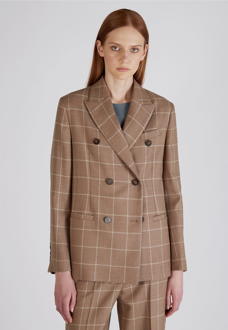 Blazer marrone doppiopetto con un motivo a scacchi, caratterizzato da due tasche frontali e bottoni marroni. Realizzato in tessuto testurizzato.