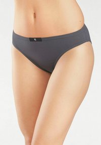 Culotte en coton gris avec une texture lisse, à taille basse, et une ceinture noire arborant un logo. Forme simple et ajustée.