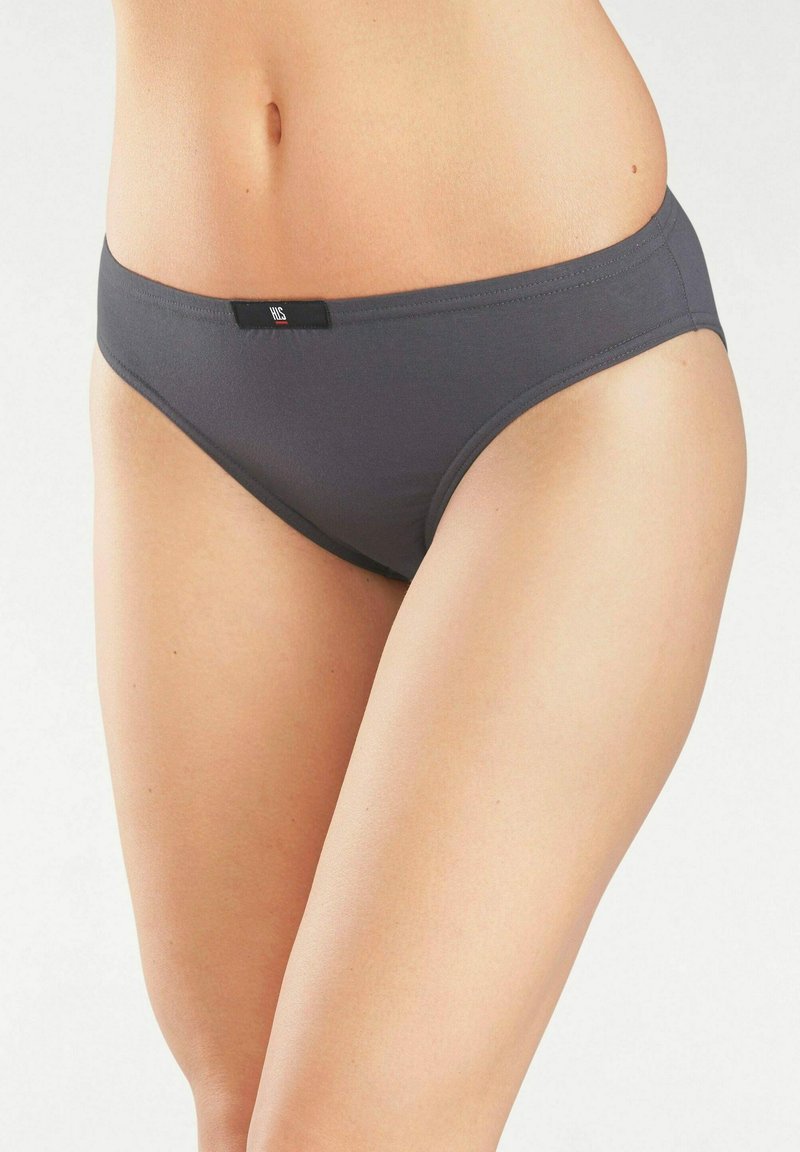 Culotte en coton gris avec une texture lisse, à taille basse, et une ceinture noire arborant un logo. Forme simple et ajustée.