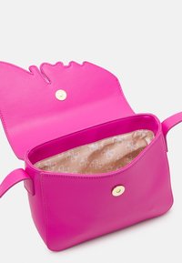 Borsa a tracolla in pelle rosa con chiusura a scatto magnetico. L'interno presenta una fodera in tessuto beige con un motivo a logo ripetuto. Forma rettangolare semplice.