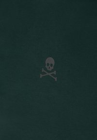 Tejido verde oscuro con un gráfico de calavera y tibias cruzadas en gris, centrado, con una textura suave y un diseño minimalista.