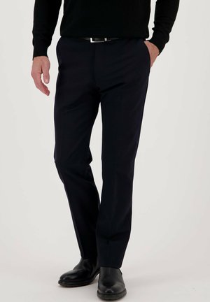 Navybroeken van gladde stof met een rechte snit, voorzien van zijzakken en een subtiele glans. Draag ze met zwarte leren schoenen.