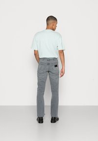 Wrangler TEXAS  - Calças de ganga de perna direita - golden grey
