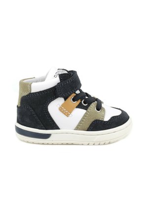 Sneaker alta in suede blu navy, con dettagli verde oliva e tessuto bianco. Caratterizzato da una fascia in Velcro, chiusura con lacci e suola in gomma.