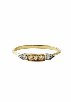 Delicado anillo de oro con centro rectangular que presenta tres pequeños diamantes, flanqueado por dos acentos de diamantes en forma de lágrima.
