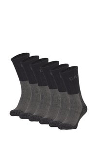Chaussettes noires et grises dans un pack de six. Design à côtes avec un haut foncé et une section médiane à rayures plus claires, arborant un détail de logo au niveau du poignet.