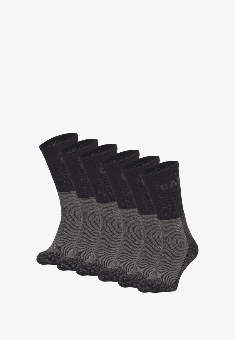 Chaussettes noires et grises dans un pack de six. Design à côtes avec un haut foncé et une section médiane à rayures plus claires, arborant un détail de logo au niveau du poignet.