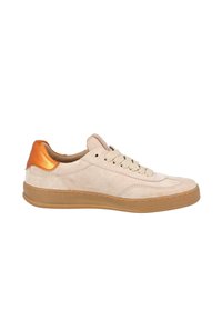 Beige mockasinsneakers med en slät orange läderhælaccent, rund tå och lätt gummisula. Har platta snören och sömnadsdetaljer.