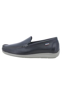 Scarpe slip-on in pelle blu navy con punta arrotondata, cuciture bianche a contrasto e suola grigia imbottita. Presenta una piccola etichetta del marchio sul lato.