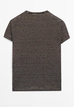 Czarna koszulka z krótkim rękawem z cienkimi białymi, poziomymi paskami, położona na płasko, tyłem do góry, na białym tle.