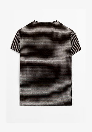 Czarna koszulka z krótkim rękawem z cienkimi białymi, poziomymi paskami, położona na płasko, tyłem do góry, na białym tle.