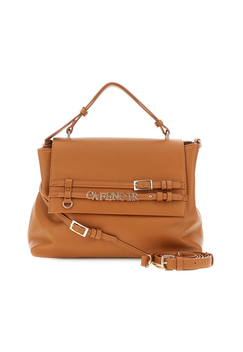 Brązowa skórzana torebka o teksturowanym wykończeniu, z klapą zamykającą, srebrnym logo oraz odpinanym paskiem na ramię.