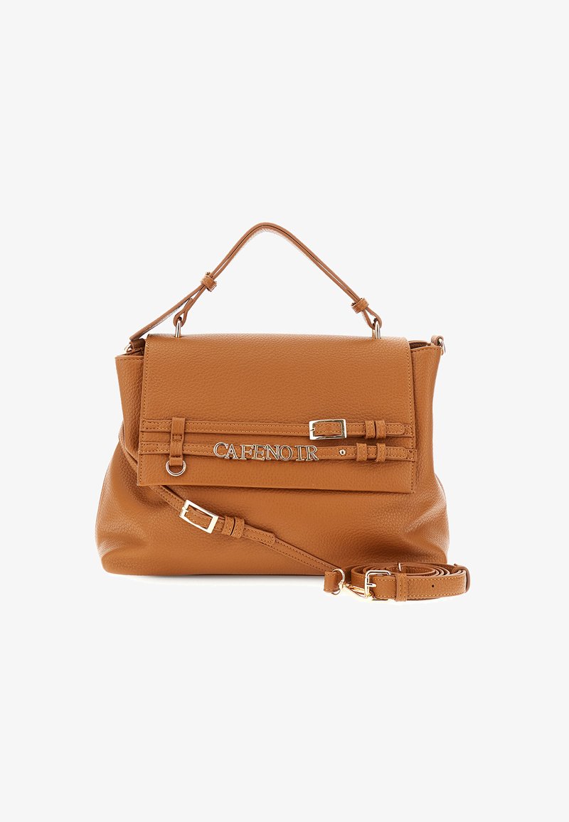 Brązowa skórzana torebka o teksturowanym wykończeniu, z klapą zamykającą, srebrnym logo oraz odpinanym paskiem na ramię.