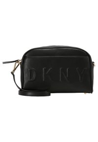 Borsa a tracolla nera rettangolare in pelle con logo DKNY in rilievo, hardware dorato e tracolla staccabile.