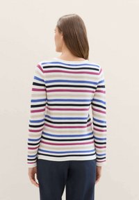 Gestreifter Langarm-Pullover aus weichem Strickstoff mit mehrfarbigen horizontalen Streifen in Blau-, Pink-, Schwarz- und Cremetönen.