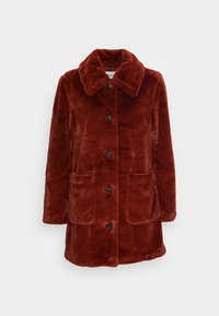 Rustrød faux fur jakke med stor krave, lange ærmer, frontknapper og to påsatte lommer, præsenteret på hvid baggrund.