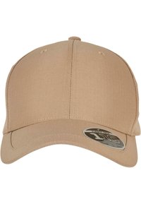Beige baseball cap made of smooth fabric, featuring a rounded crown and a slightly curved visor. Includes a sticker indicating Flexfit technology.