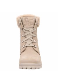 Botín de ante beige con cuello de pelo sintético, ojales de metal y cordones beige. Suela de goma con patrón de tracción, que presenta un logotipo en la lengüeta.