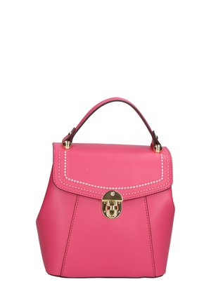 Sac à main en cuir rose avec une forme structurée, poignée supérieure, quincaillerie dorée et couture décorative le long du bord du rabat.