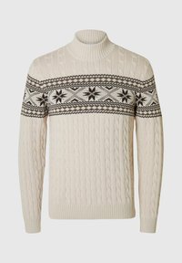 Krämfärgad stickad tröja med hög krage, texturerat kabelmönster och intrikata bruna geometriska och blommönster runt bröstet.