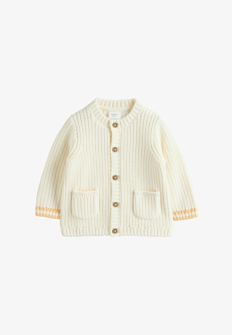 Cardigan en tricot écru avec texture côtelée, boutons en bois, deux poches avant, et poignets rayés jaunes. Encolure arrondie.
