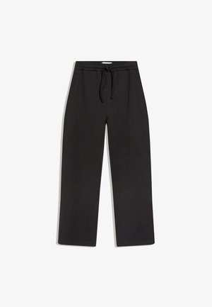 Črne široke hlače z elastičnim pasom in vezalko, z bočnimi žepi, položene na ravno belo podlago.