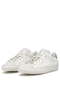 Baskets basses avec une tige en cuir blanc agrémentée d'accents en daim, de détails perforés et d'une languette arrière pailletée. Lacets gris clair.