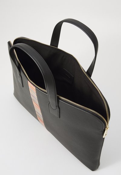 Bolsa tote de couro preto com fecho dourado, detalhe de tecido às riscas e alças duplas; interior apresenta um compartimento espaçoso e textura suave.