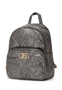 Zaino in nylon grigio trapuntato con dettagli in metallo dorato. Presenta un motivo logo in rilievo, una forma curva e una tasca frontale con cerniera. Spallacci regolabili.