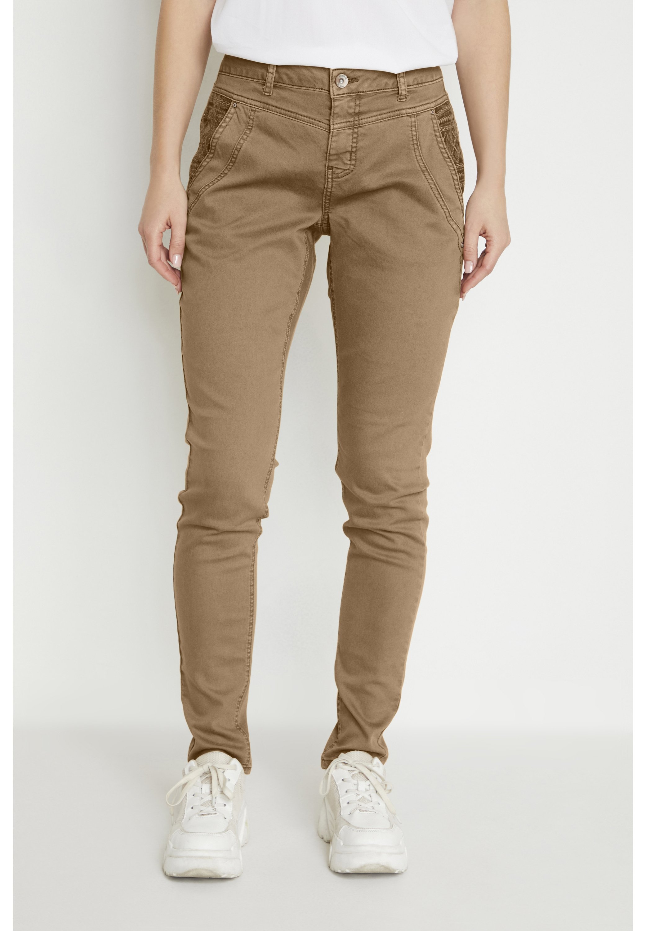 ▷¿Cómo combinar pantalón marrón de mujer? Blog OlidiShop ✓