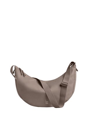 Borsa a tracolla color taupe a forma di mezzaluna con tracolla regolabile e chiusura con cerniera, con un piccolo logo "I GOT BAG" sul davanti.