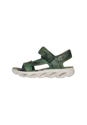 Sandalia verde con parte superior texturizada, correas ajustables y suela de EVA blanca, diseñada con recortes para ventilación.